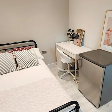 Morden Kingston 2 Bedroom 1 Bathroom Flat In A House